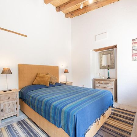 The Carob Tree Villa - Rustic Luxury Home With Access To Pool And Restaurant Larnaca Exteriör bild