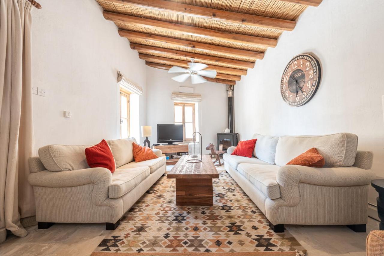 The Carob Tree Villa - Rustic Luxury Home With Access To Pool And Restaurant Larnaca Exteriör bild