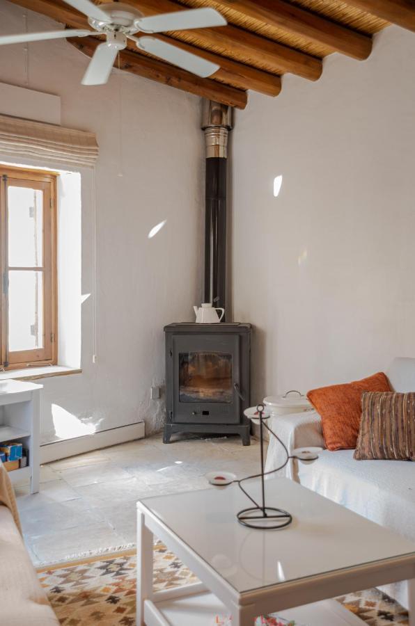 The Carob Tree Villa - Rustic Luxury Home With Access To Pool And Restaurant Larnaca Exteriör bild