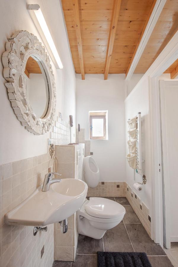 The Carob Tree Villa - Rustic Luxury Home With Access To Pool And Restaurant Larnaca Exteriör bild